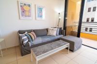Posezení v ubytování Mirabella Mackenzie 1 Bedroom Flat Near the Sea