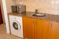Kuchyň nebo kuchyňský kout v ubytování Mirabella Mackenzie 1 Bedroom Flat Near the Sea