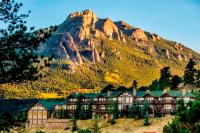 een groot gebouw voor een berg bij Taharaa Mountain Lodge in Estes Park