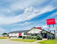 una señal roja frente a un edificio blanco en Ramada by Wyndham Dawson Creek, en Dawson Creek