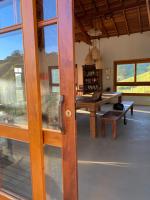 Casa Mescla في ساو بينتو دو سابوكاي: وجود قطه جالسه على طاوله في غرفه