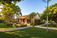 una casa con un jardín delante de ella en LÀNG MẮM - PAMY Homestay 2, en Phú Hiệp