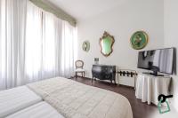 HOTIDAY Room Collection - Venezia Santa Luciaにあるテレビまたはエンターテインメントセンター