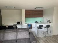 Kuchnia lub aneks kuchenny w obiekcie Luxusný apartmán s bezplatným parkovaním v objekte a self-checking