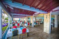 una sala da pranzo con tavoli e sedie in un edificio di Grand Hermes Hotel a Anamur