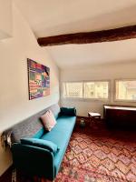 Posedenie v ubytovaní A spacious, sunny & calm loft in Avignon’s heart