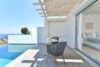 Bazén v ubytování Mythology Villas & Suites nebo v jeho okolí
