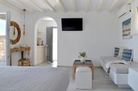 TV a/nebo společenská místnost v ubytování Mythology Villas & Suites