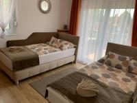 Łóżko lub łóżka w pokoju w obiekcie Dodi Apartman