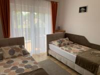 Łóżko lub łóżka w pokoju w obiekcie Dodi Apartman