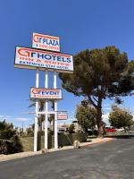 Un cartel para una pizzería con un cartel para una tienda. en G T Hotels Inn &amp; Suites Extended Stay, en Victorville