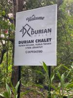 Un cartel de una iglesia de durian en un bosque. en Durian Chalet, en Kuala Tahan