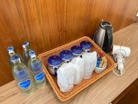 Příslušenství pro přípravu čaje a kávy v ubytování Chaophayathara Riverside Hotel