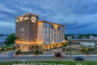 un edificio de hotel con un reloj encima en Copper Leaf Hotels, Tirunelveli, en Tirunelveli