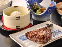 ホテルの敷地内または近くでの食事または食べ物