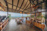 - un restaurant avec des tables et des chaises et une vue dans l'établissement Panora Doichang, à Ban San Pu Loei