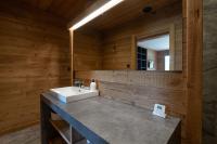 Kúpeľňa v ubytovaní Le Grand V, chalet de luxe avec piscine intérieure