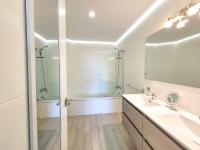 A bathroom at Ocean Garden Suite 004 con vistas al mar