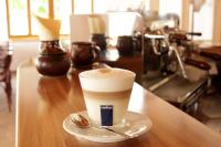 una taza de café en una mesa con una cuchara en Bílý Beránek, en Hladov