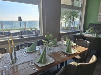 un tavolo in un ristorante con vista sull'oceano di Strandappartement Steinberghaff "zur Birk" mit Meerblick a Steinberg