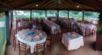 een groep tafels en stoelen in een tent bij Frà Viaco AgriResort in Valentano