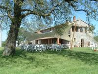 een groep stoelen voor een huis bij Frà Viaco AgriResort in Valentano