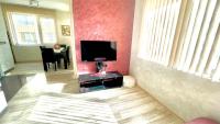 TV a/nebo společenská místnost v ubytování Apartment with 2 Bedrooms and Parking Near the Beach
