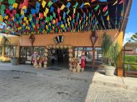 ein Gebäude mit bunten Flaggen und Menschen, die davor stehen in der Unterkunft Portal de Gravatá para até 6 pessoas - Térreo in Gravatá