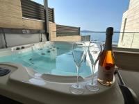 Nápoje v ubytování BEACH FRONT VILLA FRAN - DELUXE SEA VIEW SUITE with private jacuzzi # 3