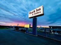 Un cartel de Aaugh Inn and Suites en una calle en Ozark Inn and Suites, en Osage Beach