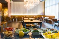 uma mesa com tigelas de comida em cima em Cotice The Bridge em Busan