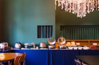 uma fila de buffet com uma mesa azul em um restaurante em Cotice The Bridge em Busan