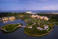 una vista aérea de un resort sobre el agua en Hotel Indigo Beidaihe, en Qinhuangdao