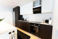 Kuchyň nebo kuchyňský kout v ubytování WealthyStays - Deluxe Downtown with spacious balcony