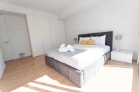 Postel nebo postele na pokoji v ubytování WealthyStays - Deluxe Downtown with spacious balcony