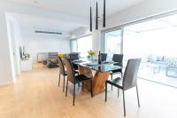 Posezení v ubytování WealthyStays - Deluxe Downtown with spacious balcony