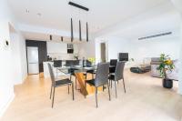Posezení v ubytování WealthyStays - Deluxe Downtown with spacious balcony