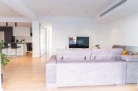 TV a/nebo společenská místnost v ubytování WealthyStays - Deluxe Downtown with spacious balcony