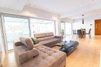 Posezení v ubytování WealthyStays - Deluxe Downtown with spacious balcony