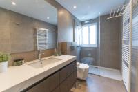 Koupelna v ubytování WealthyStays - Deluxe Downtown with spacious balcony