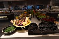 um buffet com muitas tigelas de comida numa mesa em VONRESORT Abant em Dereceören