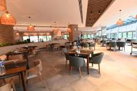 um restaurante com mesas, cadeiras e um bar em VONRESORT Abant em Dereceören