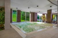 Bazén v ubytování Ambient Hotel & Thermal Spa nebo v jeho okolí