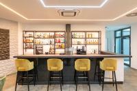 ゴスラーにあるCentral Hotel & Lounge Adult Onlyの黄色いバースツール付きのレストランのバー