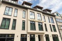 Un gran edificio blanco con un cartel en él. en Central Hotel &amp; Lounge Adult Only, en Goslar