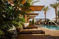 eine Reihe von Bänken neben einem Pool in der Unterkunft Hyatt Place Las Vegas at Silverton Village in Las Vegas