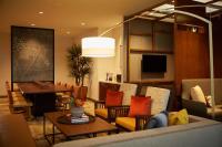 ein Wohnzimmer mit Möbeln und ein Esszimmer in der Unterkunft Hyatt Place Las Vegas at Silverton Village in Las Vegas