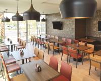 Ein Restaurant oder anderes Speiselokal in der Unterkunft Hyatt Place Las Vegas at Silverton Village 