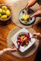 due persone che mangiano un piatto di frutta su un tavolo di Résidence Paese Serenu a Porto Vecchio