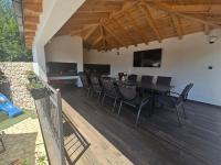 Televízia a/alebo spoločenská miestnosť v ubytovaní Villa Talia in Imotski, private pool
